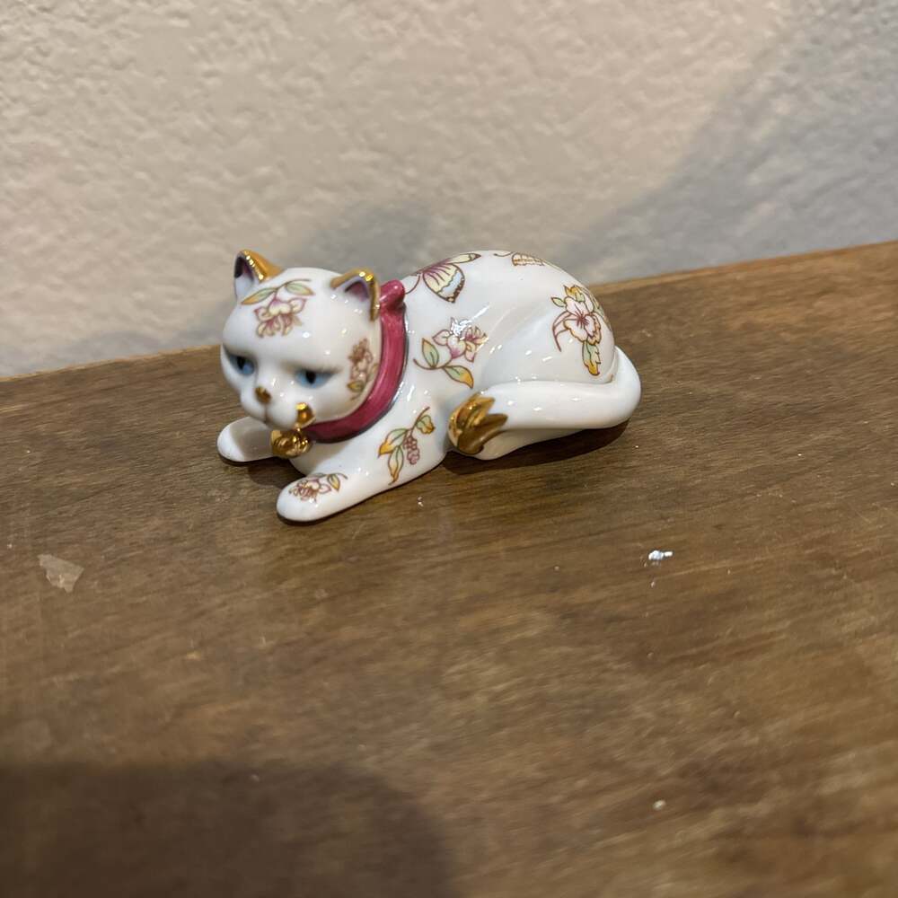 Vintage 1986 Franklin Mint Curio Cabinet Satsuma Floral Butterfly Porcelain Cat